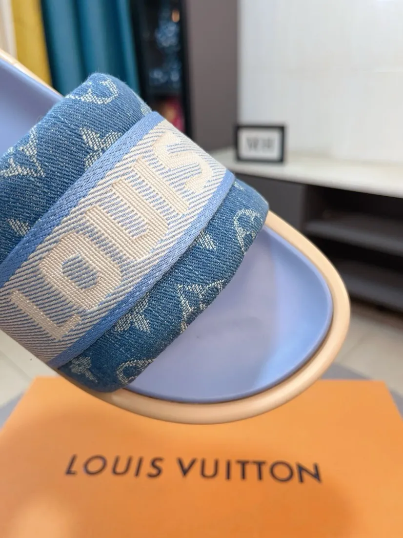 Ex-factory price 360🌹🌹 (lv-Louis Vuitton) New men's slippers, high-end boutique, exquisite embossed logo decoration on the upper, fine workmanship, super soft soles, casual, loose and comfortable, a must-have in summer! \nsize：38-44